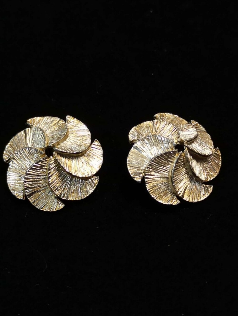 BSK Vintage Gold Tone Swirl Clip On Earrings Textured Mid Century Statement